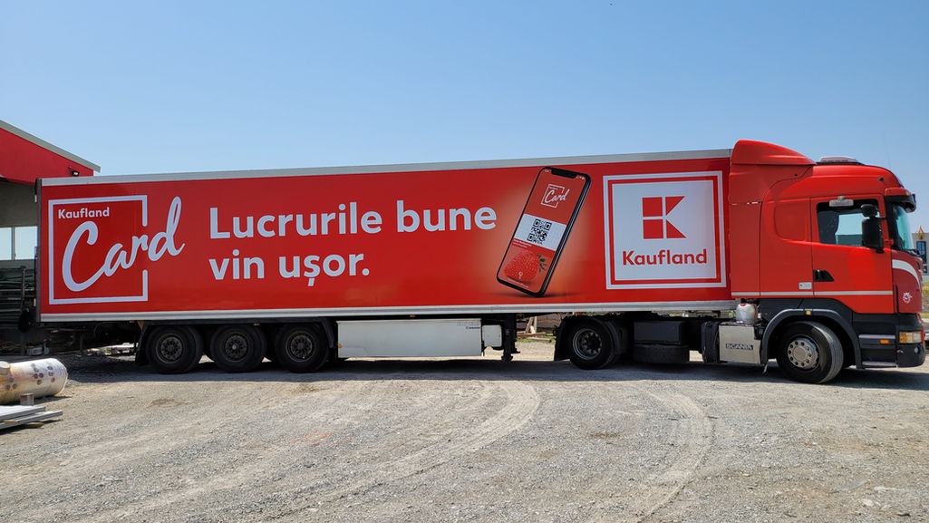 Camion Kaufland colantat cu grafică publicitară